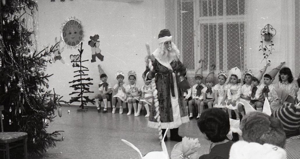 Утренник в детском саду № 20 г. Сокол. Встреча с Дедом Морозом. 1986. Фонд ГАВО